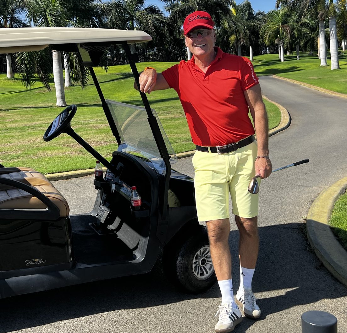 Golfový trenér Ladislav Roženský u golfového vozíku na hřišti